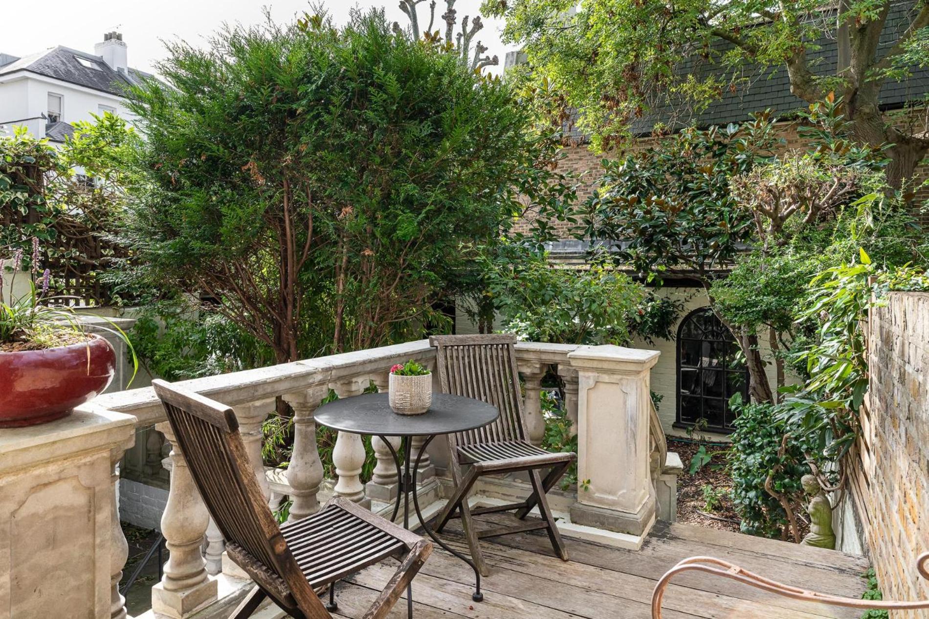 A Chelsea Retreat - 2 Bedroom with Garden and Parking