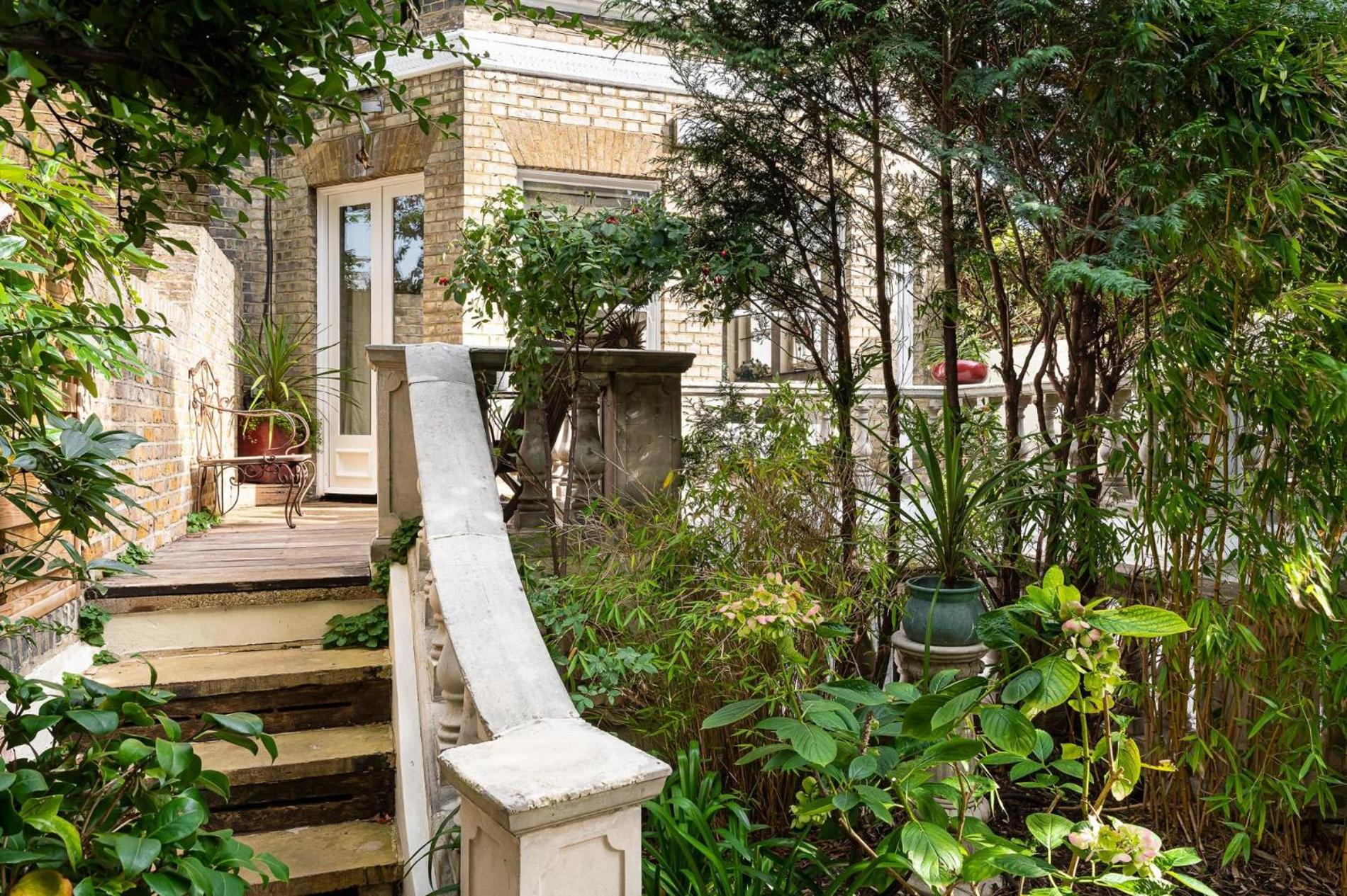 A Chelsea Retreat - 2 Bedroom with Garden and Parking