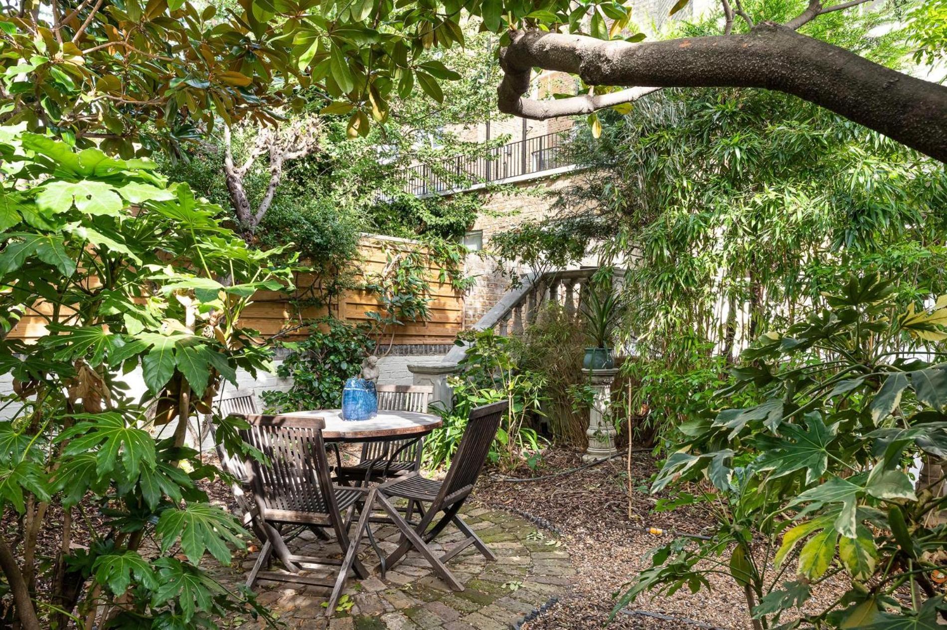 A Chelsea Retreat - 2 Bedroom with Garden and Parking