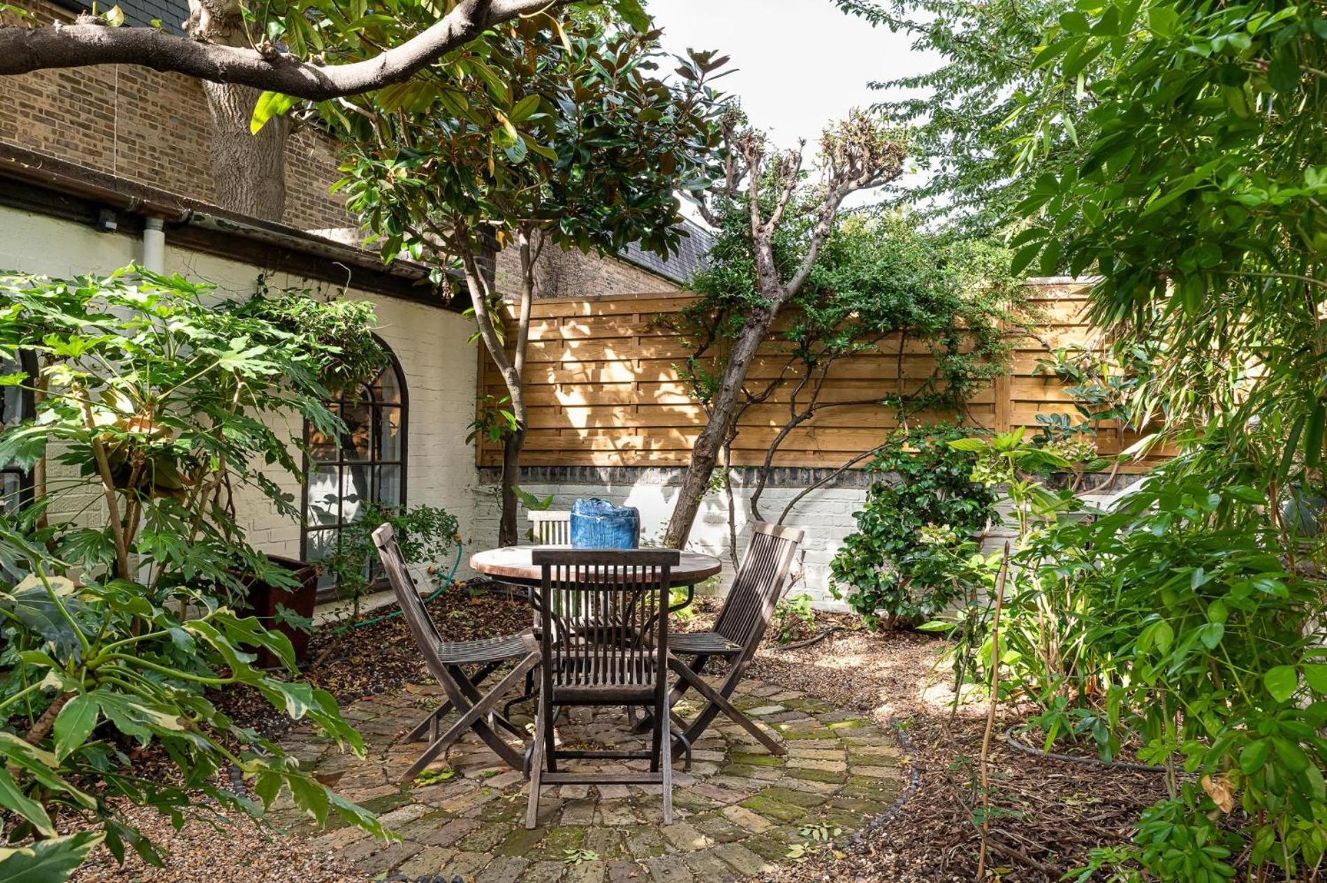 A Chelsea Retreat - 2 Bedroom with Garden and Parking