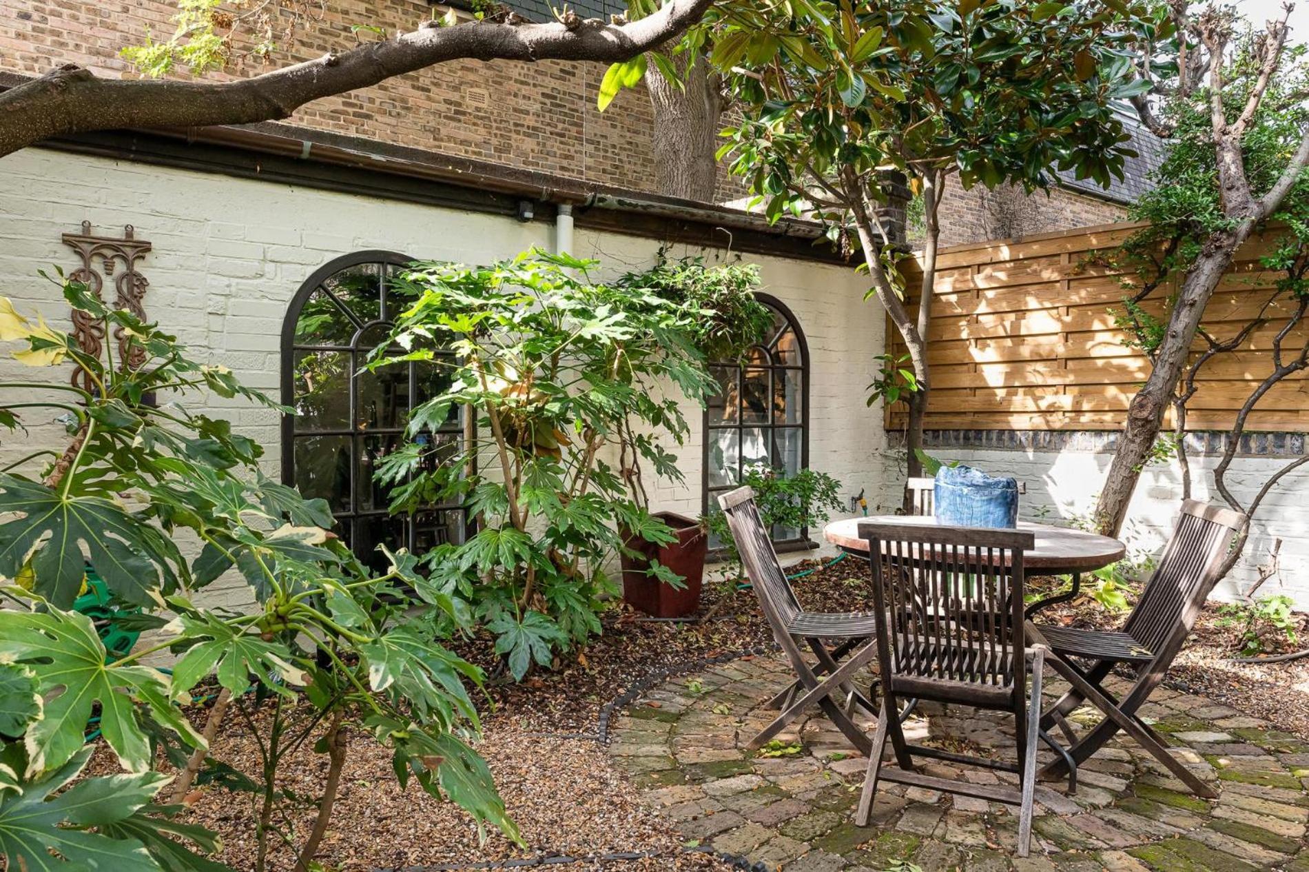 A Chelsea Retreat - 2 Bedroom with Garden and Parking