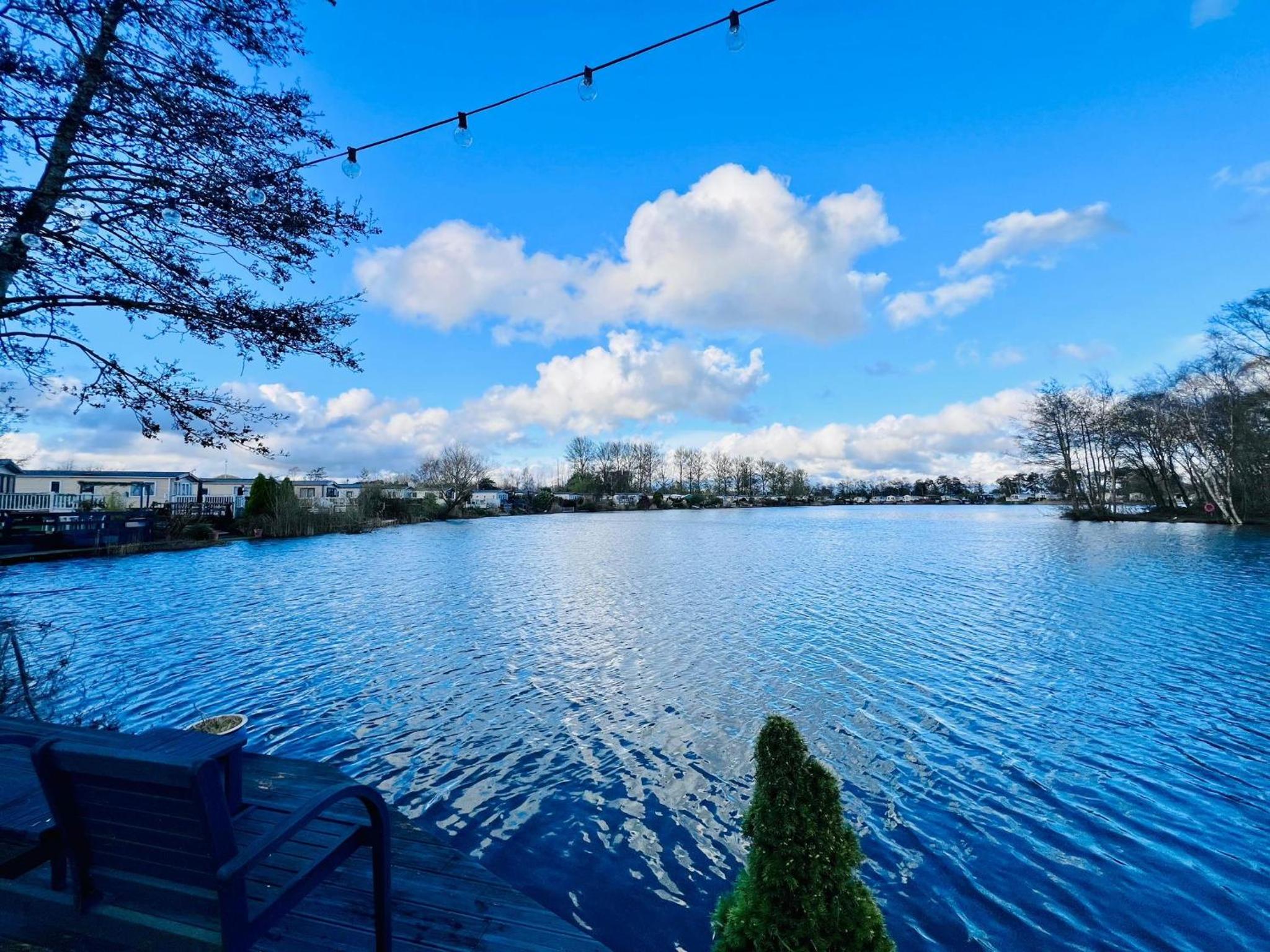 Lakeside Dorchester Lodge - Hot Tub with Fishing Peg view 4