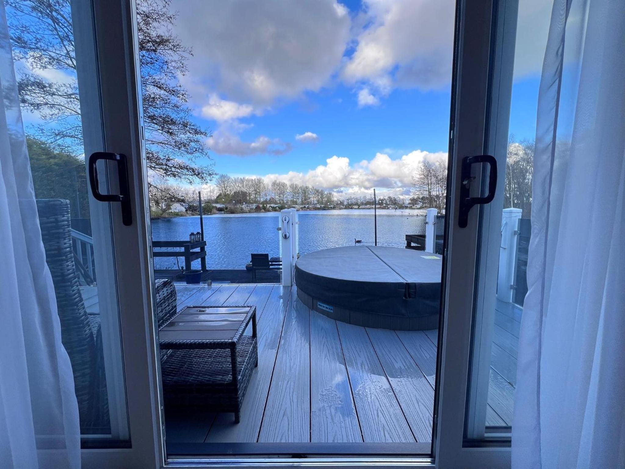 Lakeside Dorchester Lodge - Hot Tub with Fishing Peg view 3