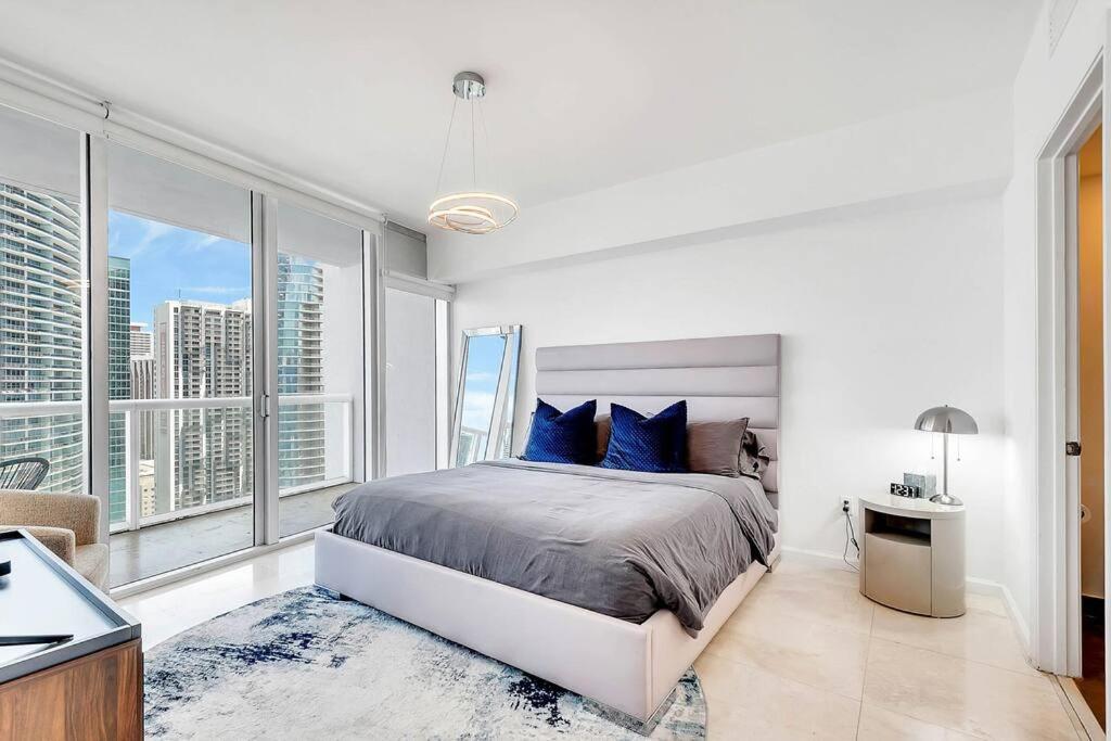 Penthouse ICON W hotel WaterViews balcony Brickell