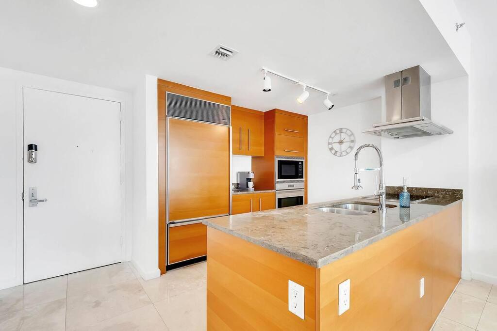 Penthouse ICON W hotel WaterViews balcony Brickell