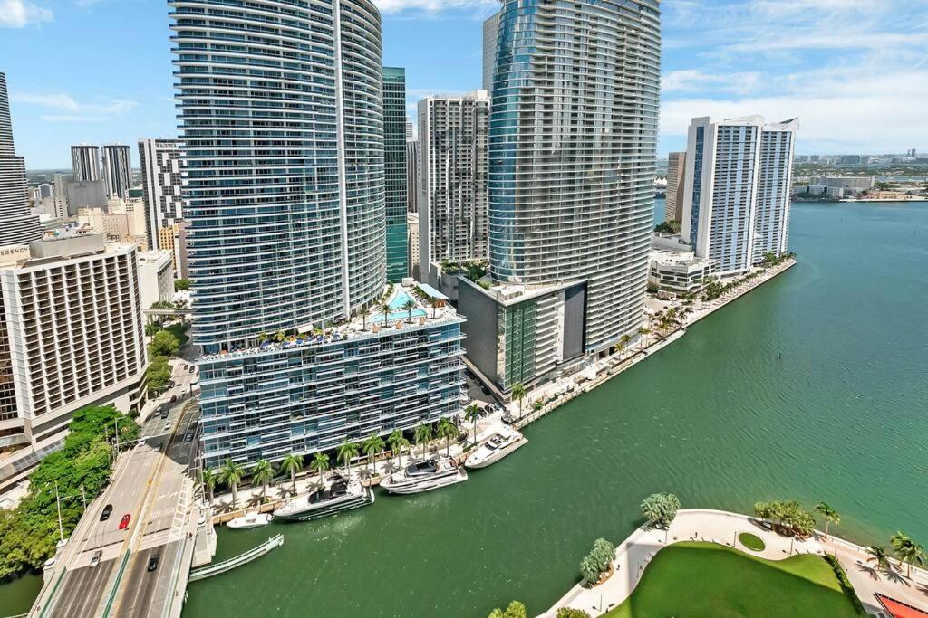 Penthouse ICON W hotel WaterViews balcony Brickell