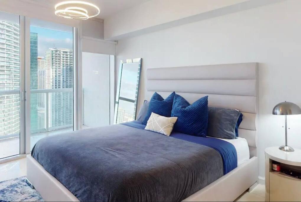 Penthouse ICON W hotel WaterViews balcony Brickell