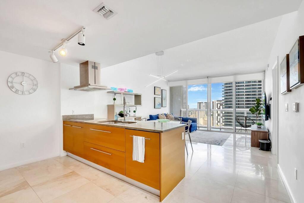 Penthouse ICON W hotel WaterViews balcony Brickell