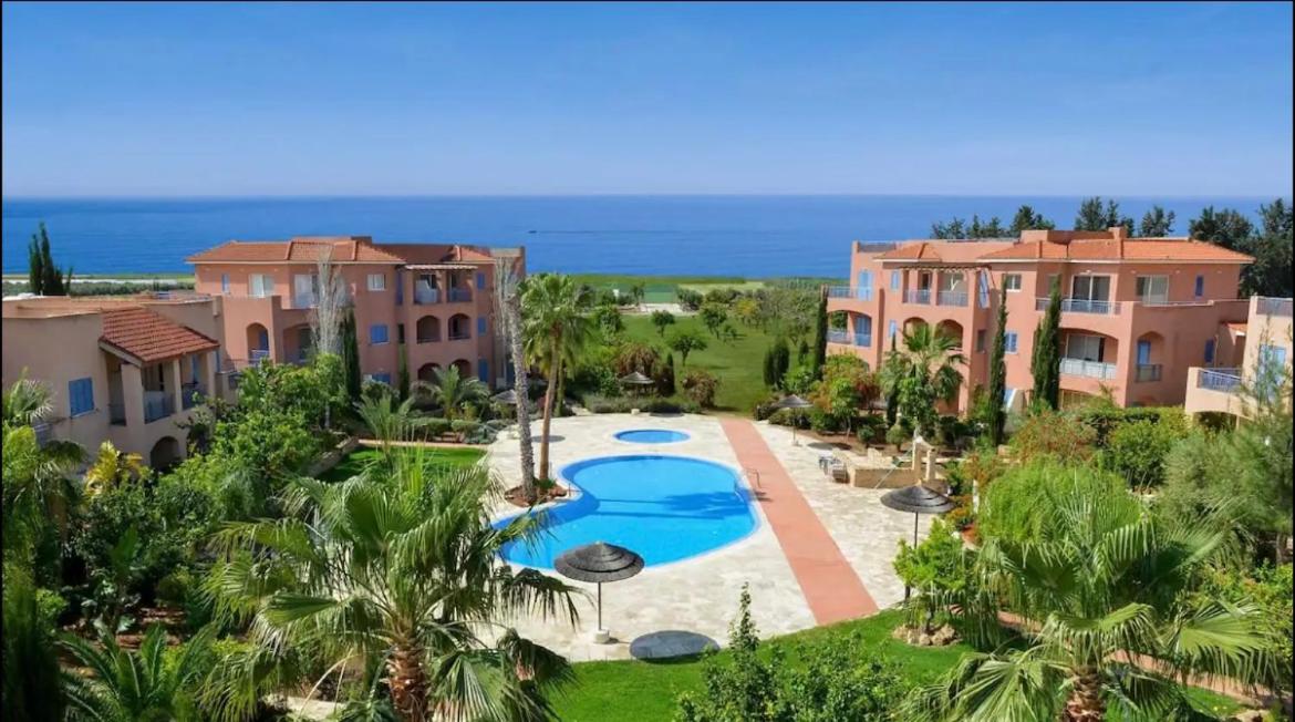 Großes Apartment in idyllischer Anlage, strandnah in Mandria, Paphos