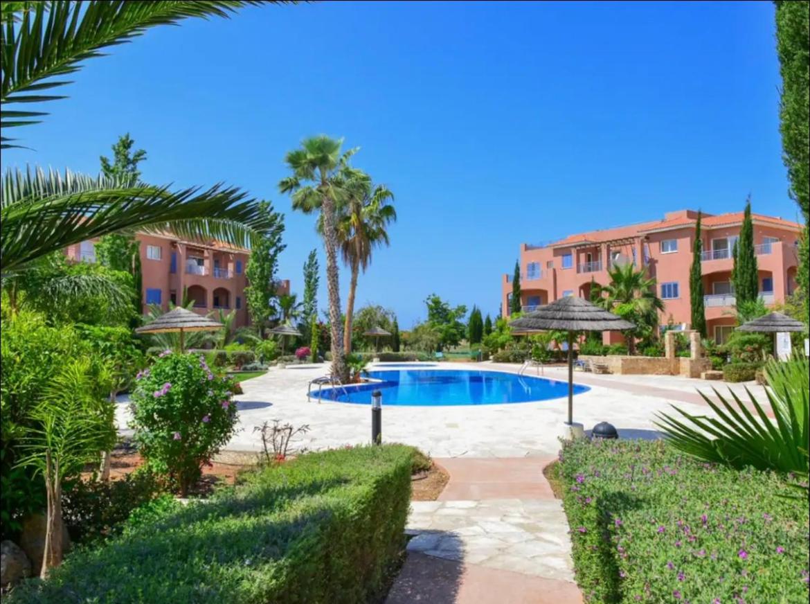 Großes Apartment in idyllischer Anlage, strandnah in Mandria, Paphos