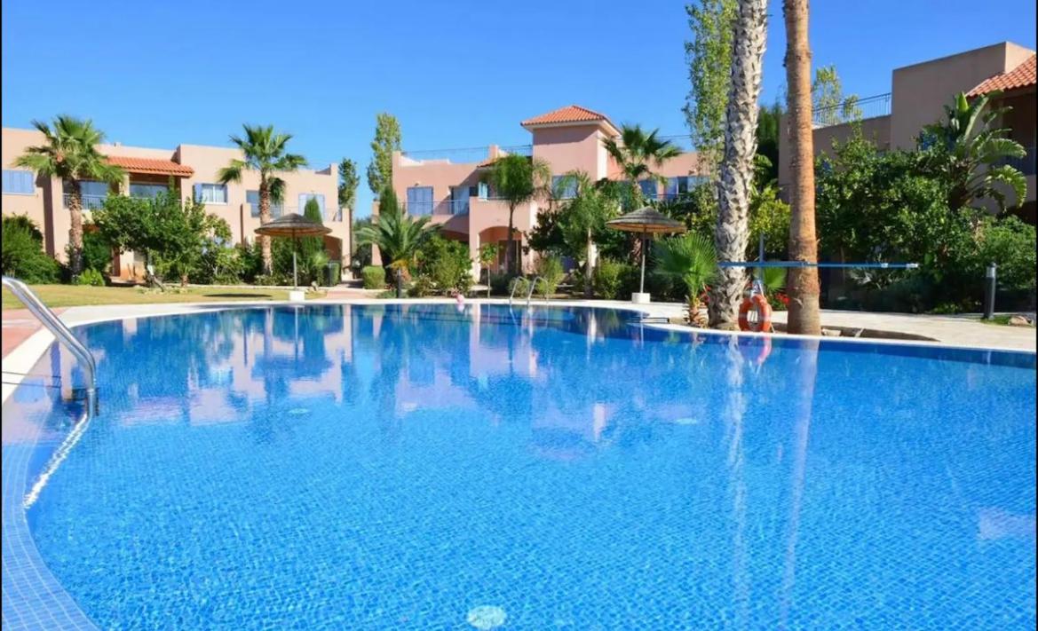 Großes Apartment in idyllischer Anlage, strandnah in Mandria, Paphos