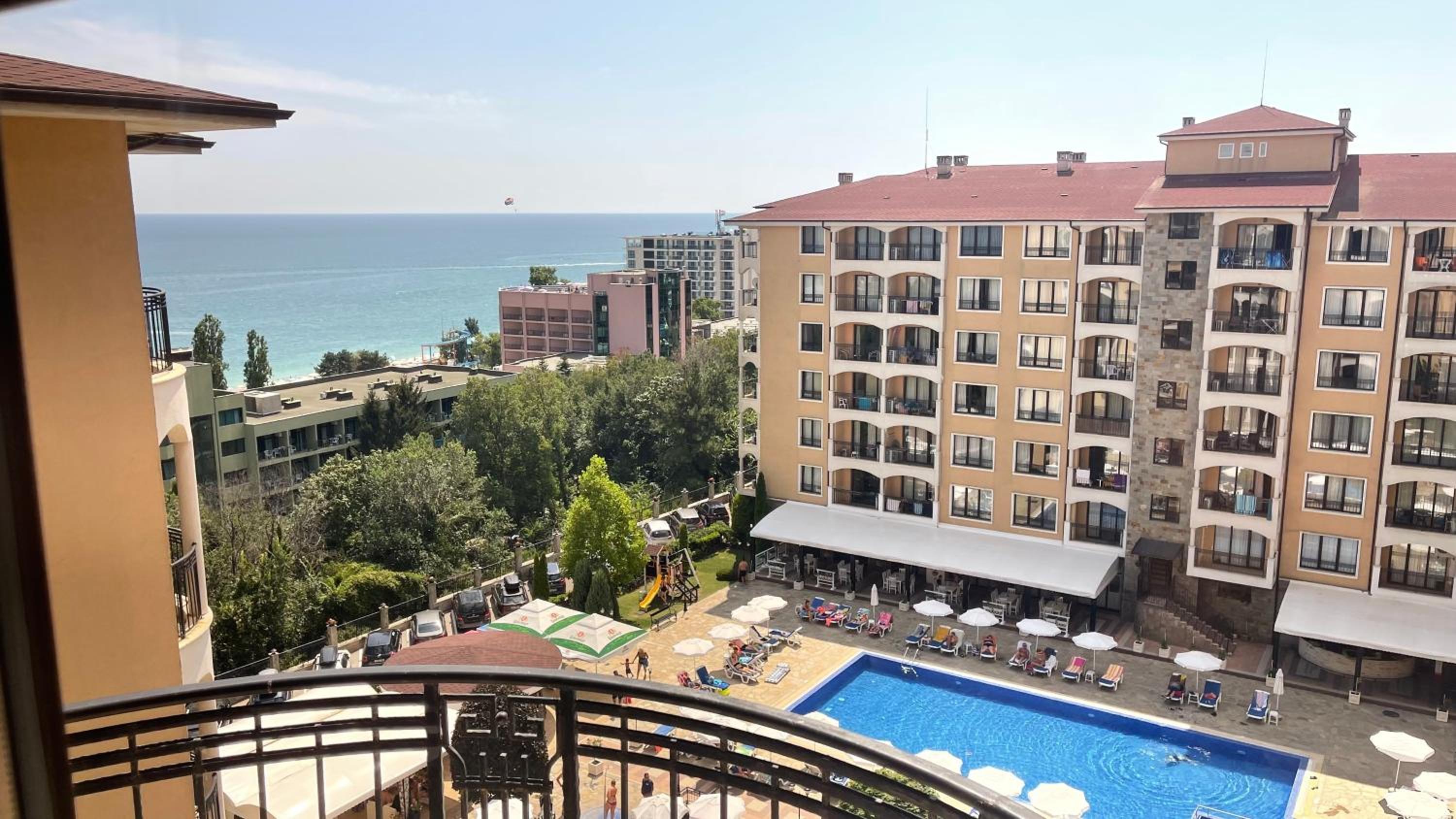 Spacious seaview apartments, 100m to the beach