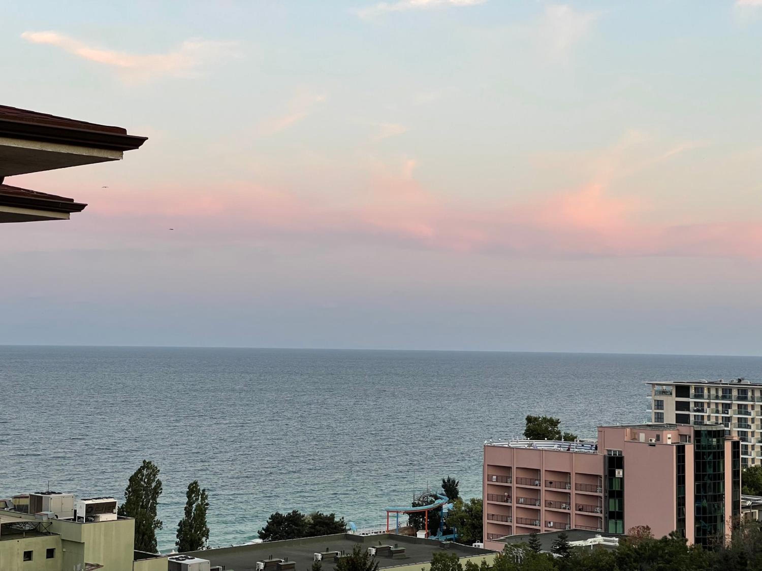 Spacious seaview apartments, 100m to the beach