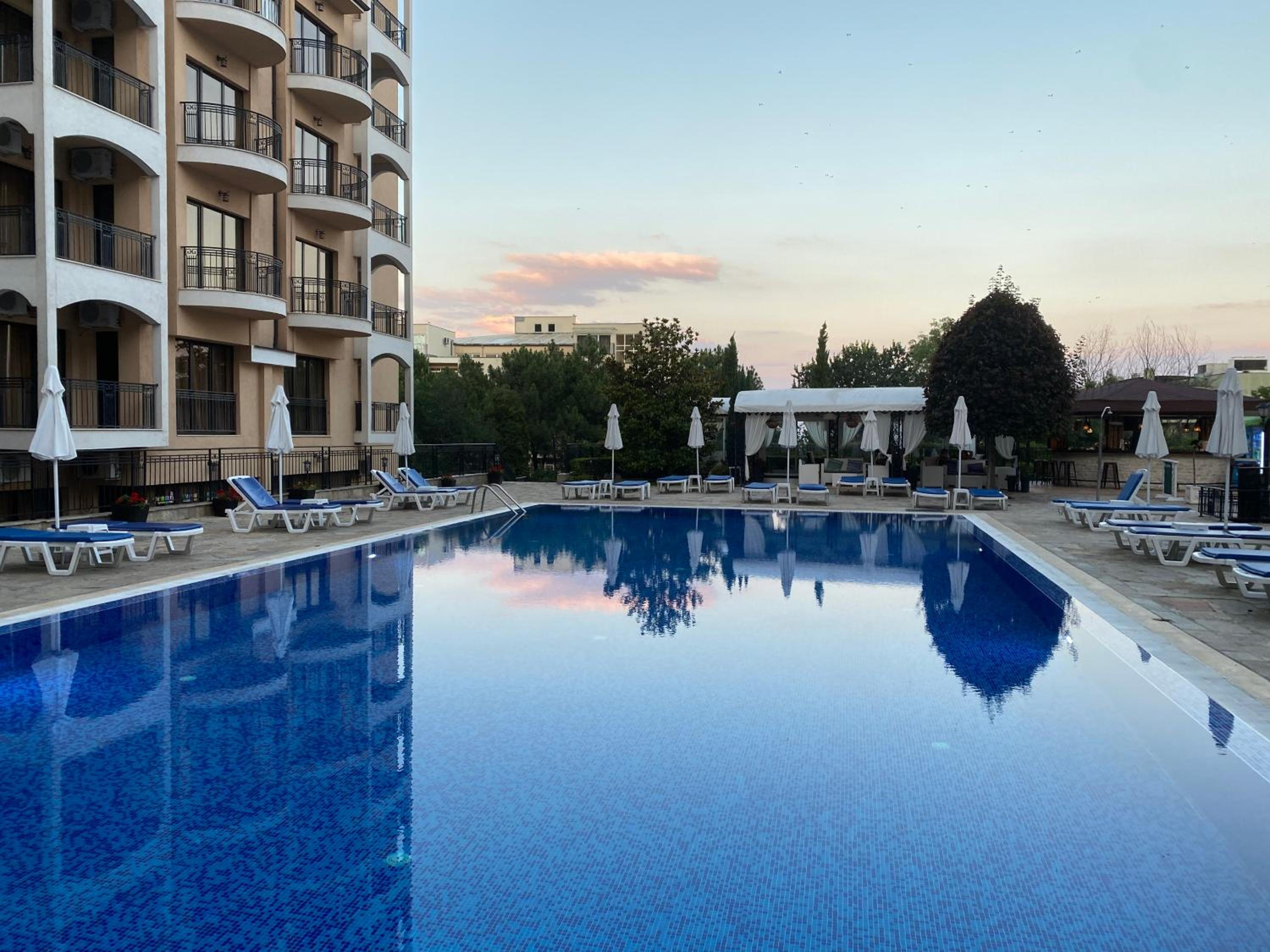 Spacious seaview apartments, 100m to the beach