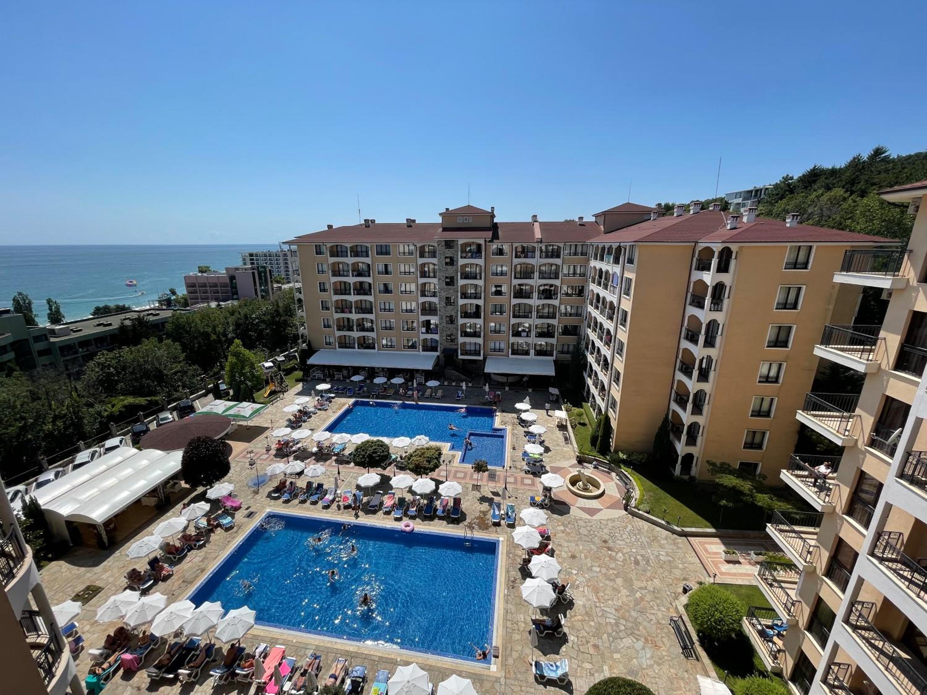 Spacious seaview apartments, 100m to the beach