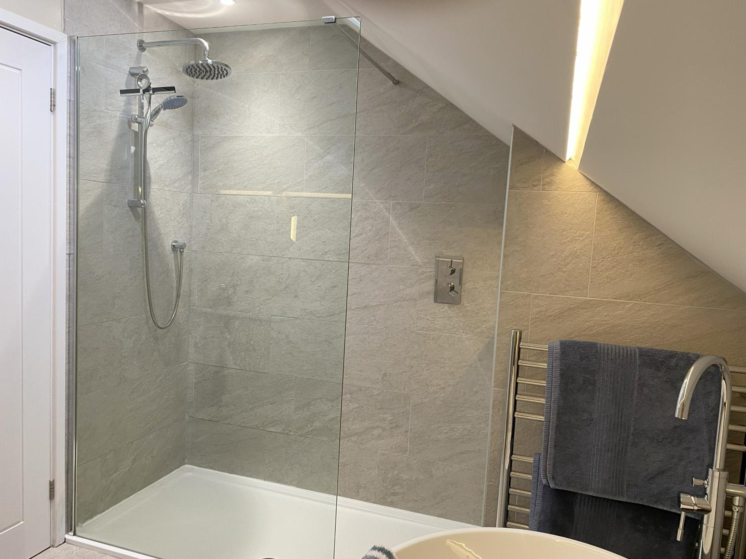 Luxury retreat with hot tub & wood burner - Mylor