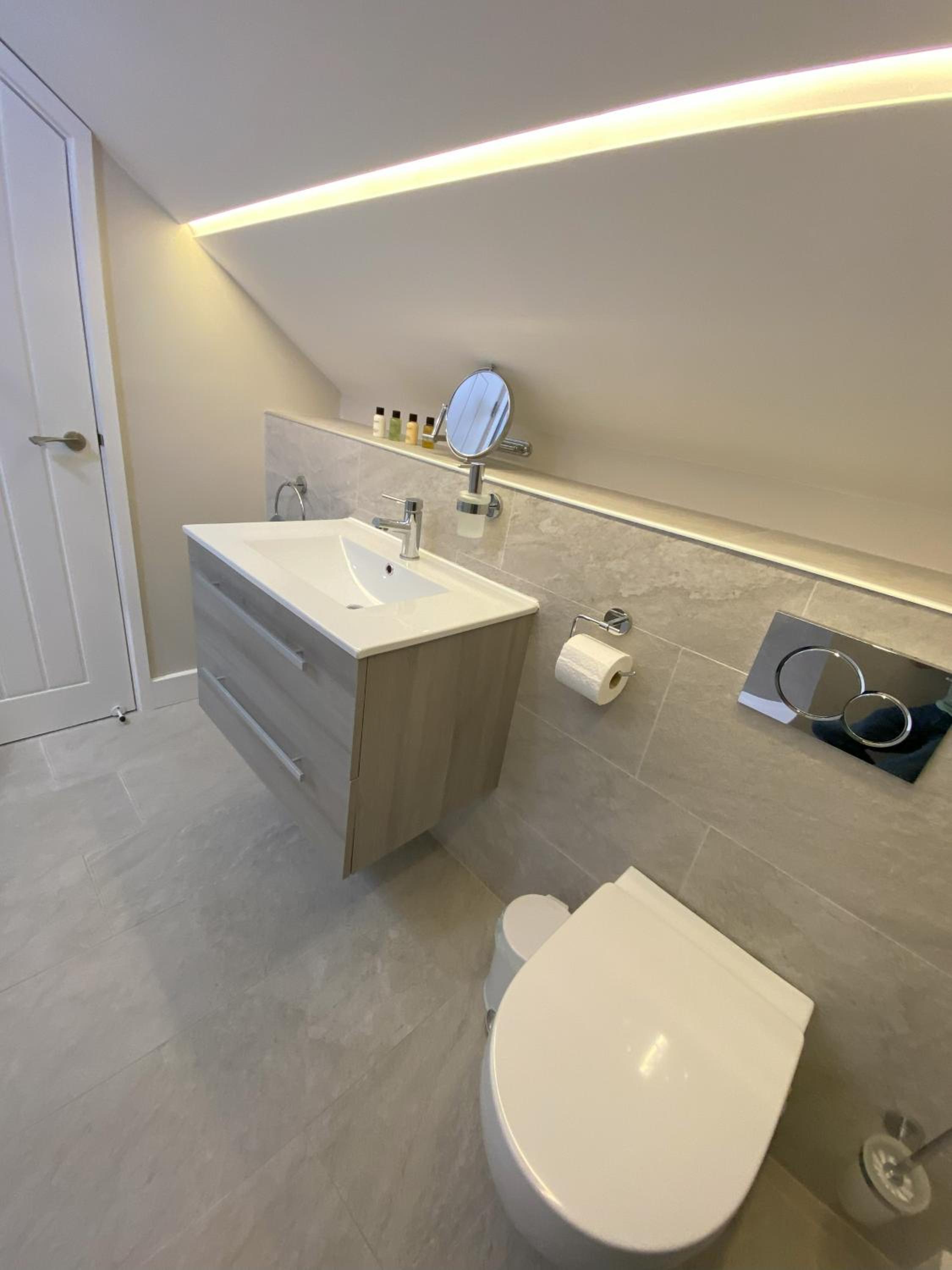 Luxury retreat with hot tub & wood burner - Mylor