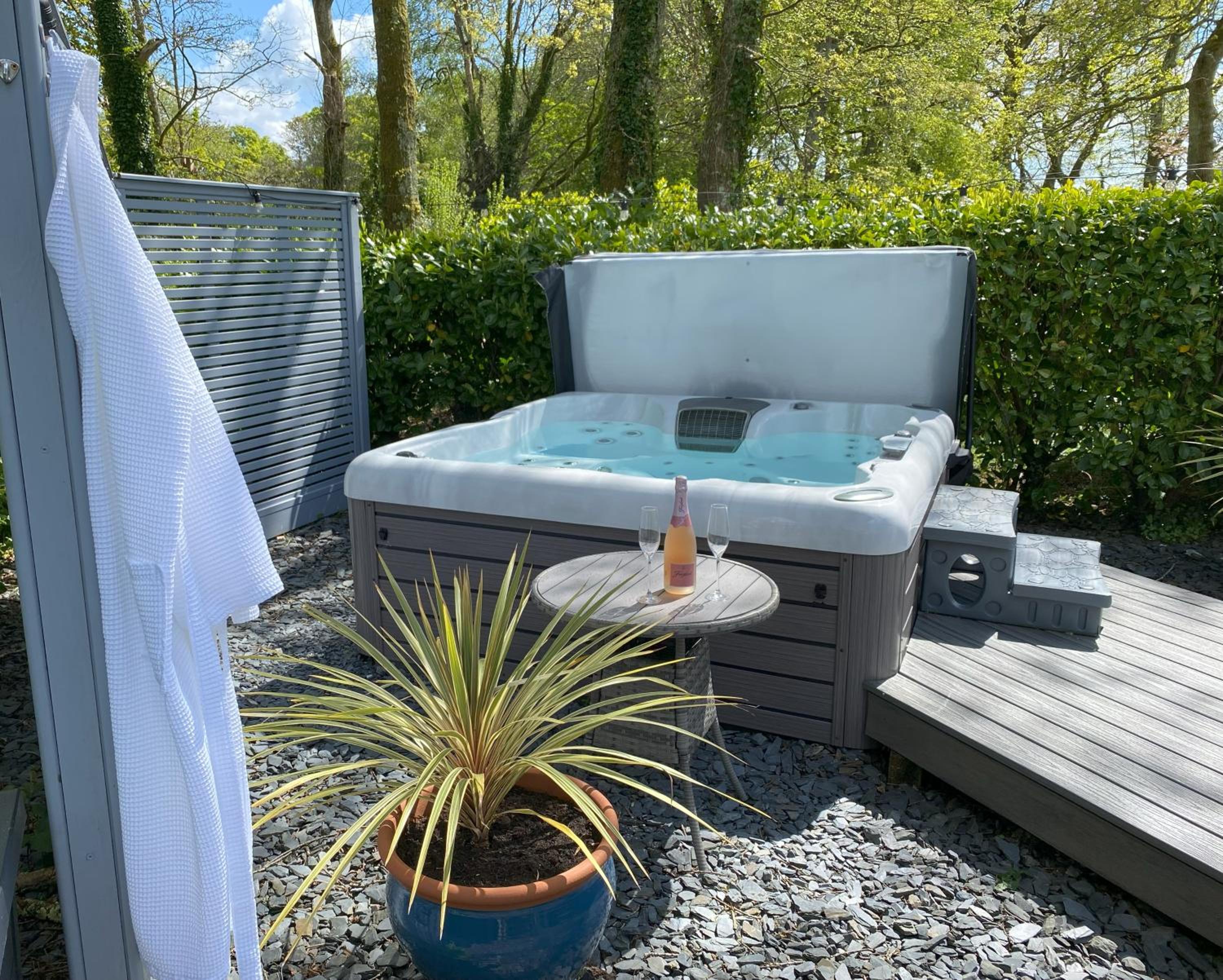 Luxury retreat with hot tub & wood burner - Mylor