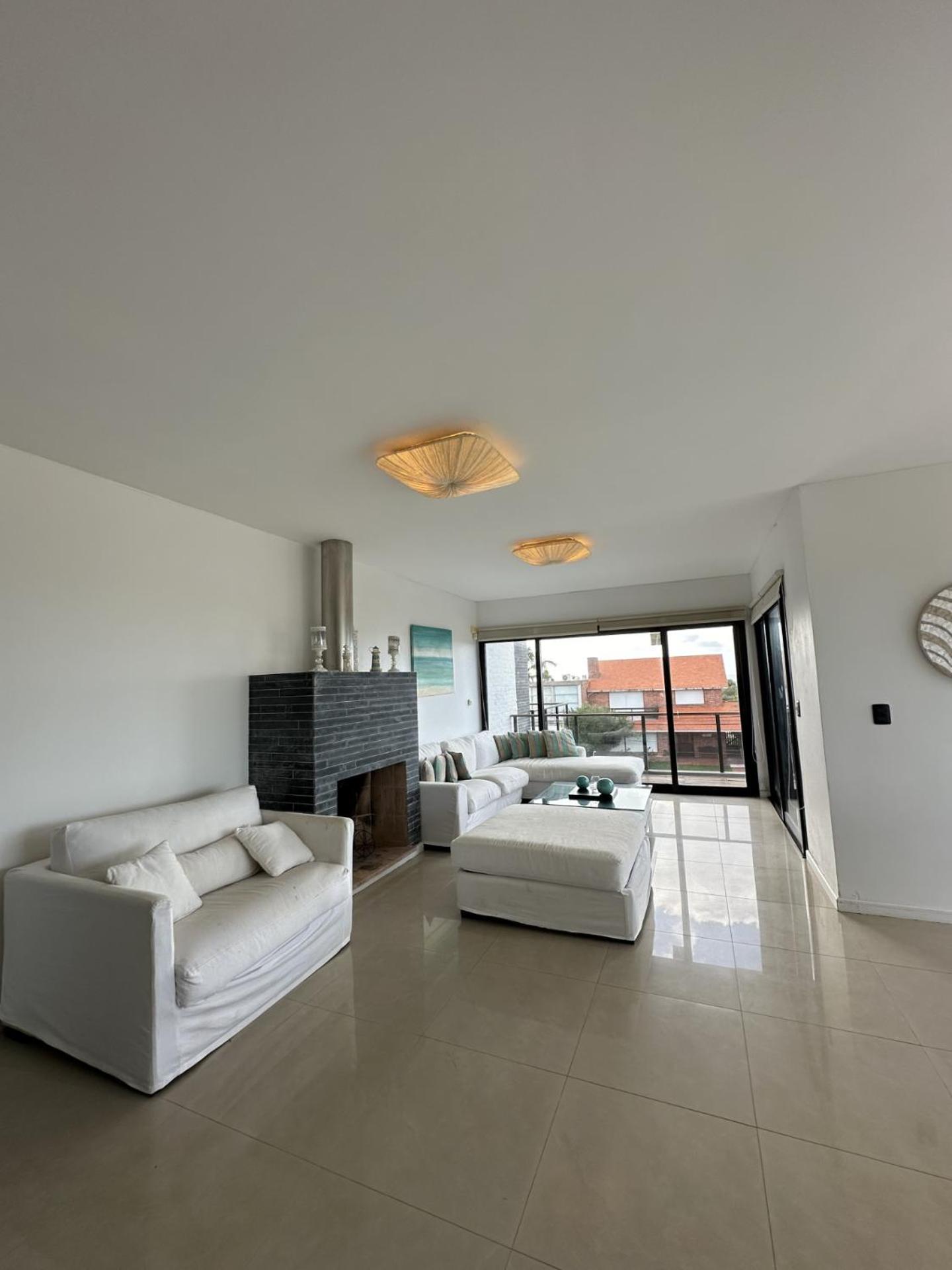 Amplio duplex al mar en manantiales