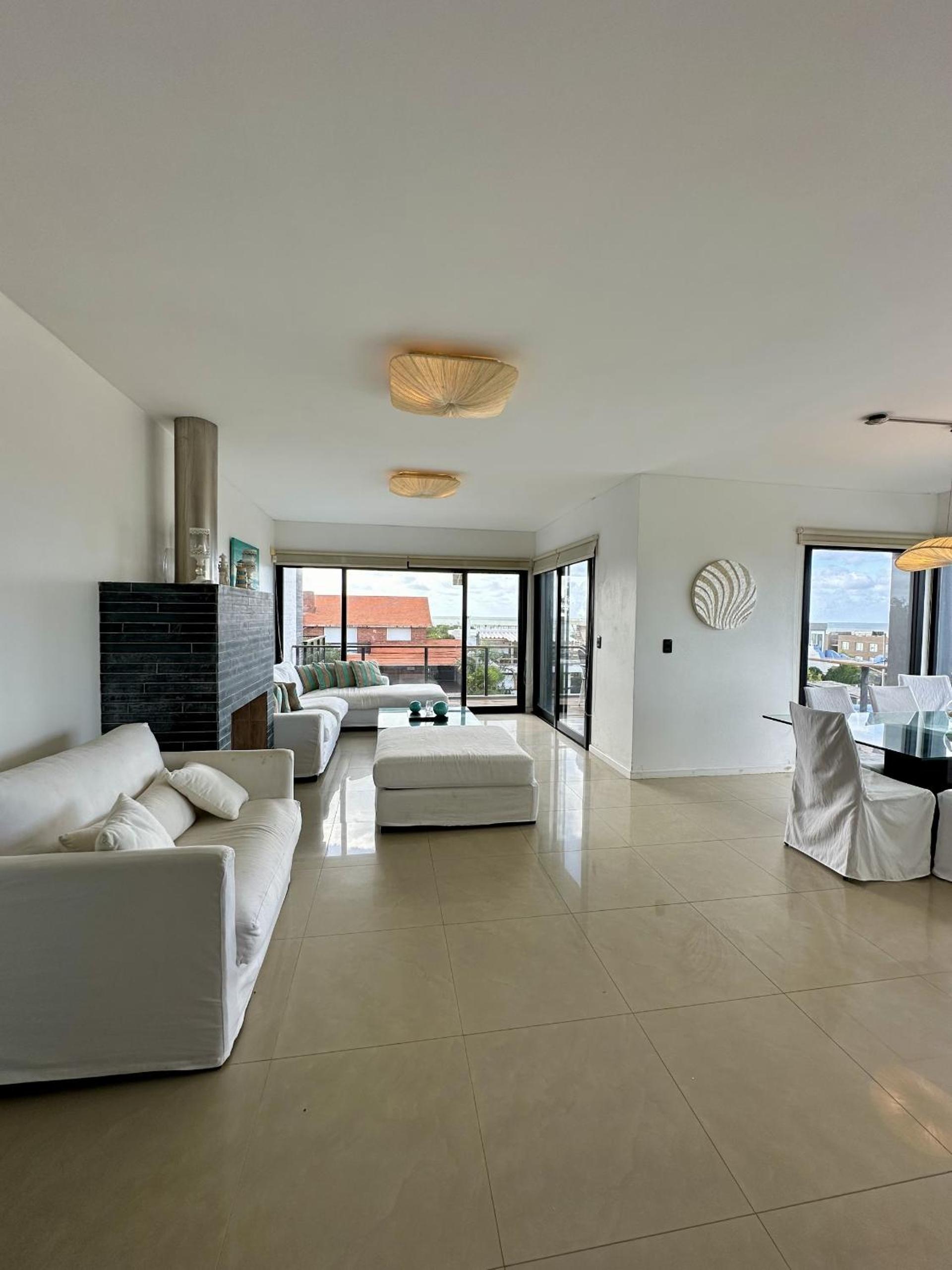 Amplio duplex al mar en manantiales