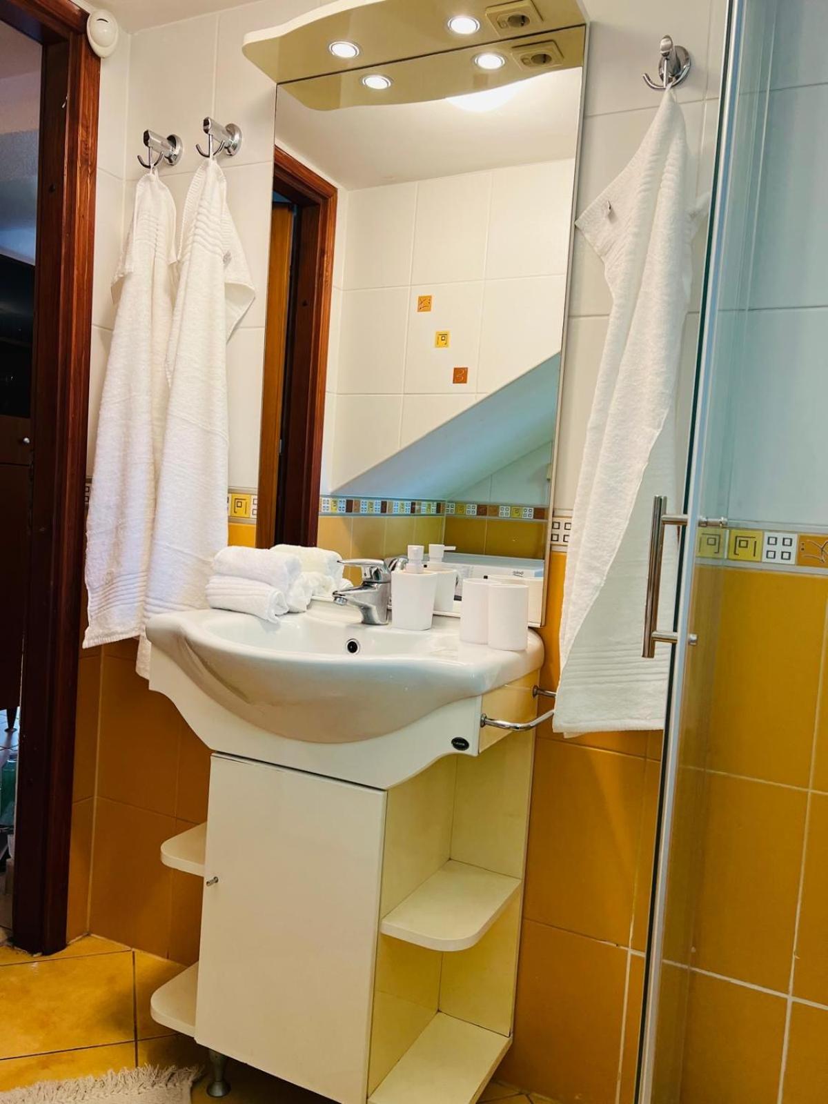 Green Garden Retreat - Happy Rentals view 4