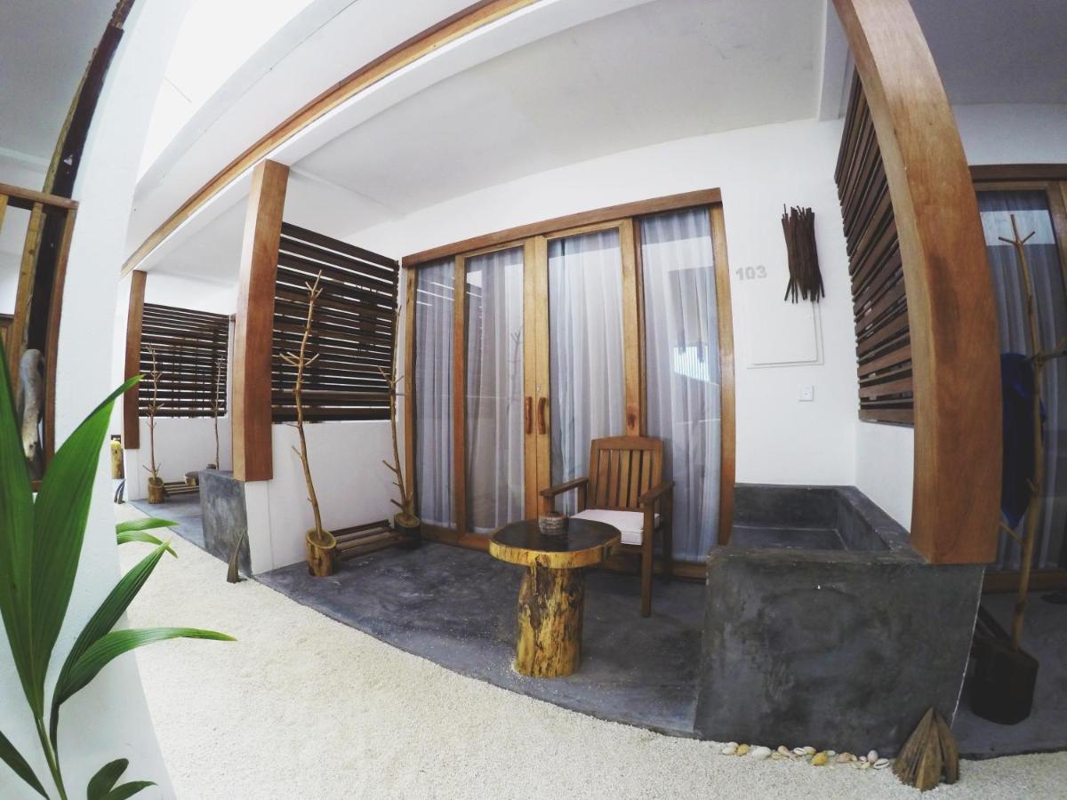 Dhiffushi White Sand Beach photo 4