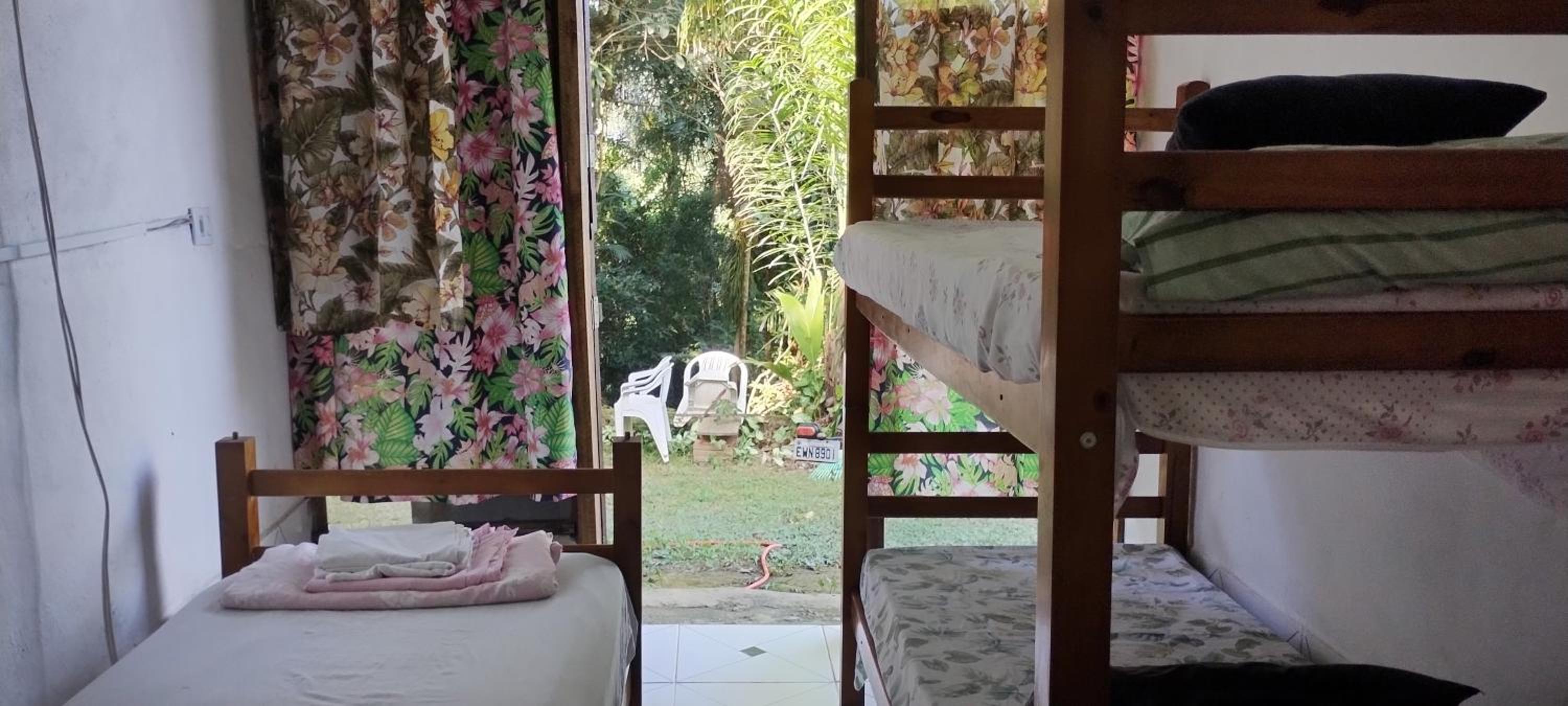 Suíte 2 beliches, cozinha e quintal compartilhados