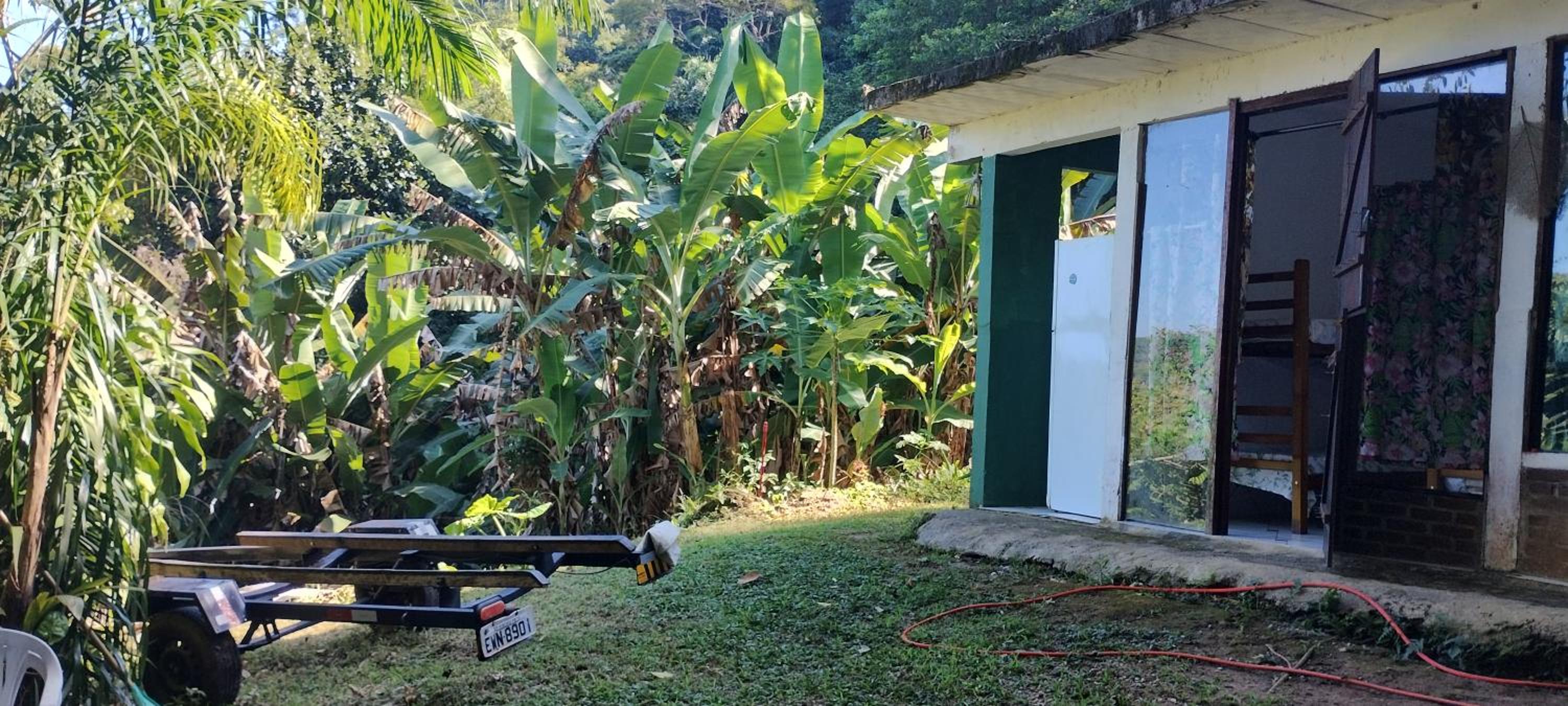 Suíte 2 beliches, cozinha e quintal compartilhados