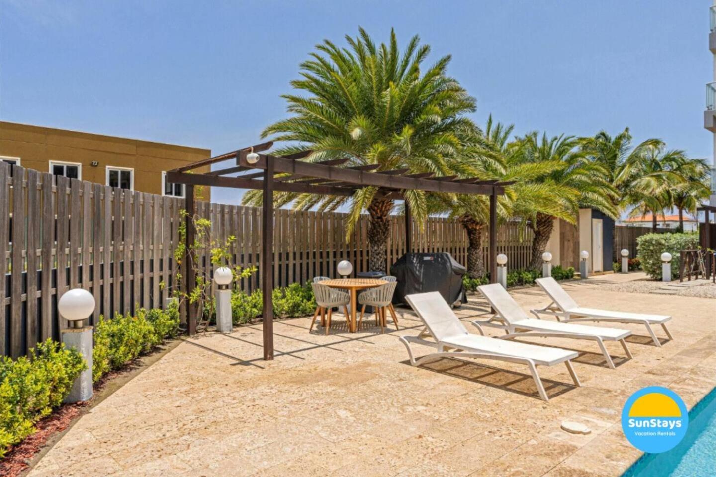 Family Apartment on Palm Beach. No car needed