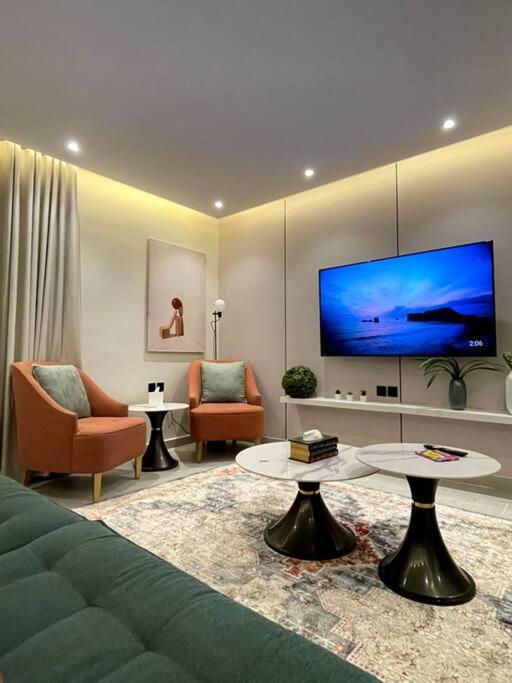 Spacious One Bedroom Apartment with Private Rooftop