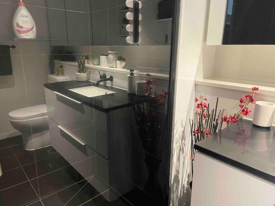 Modern 1BD ; Pool, Gym, Secure Underground Carpark
