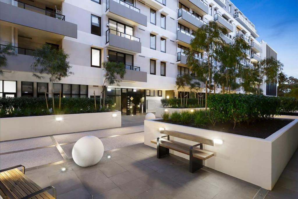 Modern 1BD ; Pool, Gym, Secure Underground Carpark