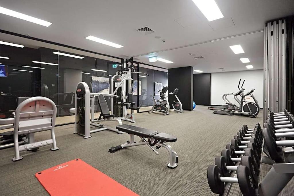 Modern 1BD ; Pool, Gym, Secure Underground Carpark