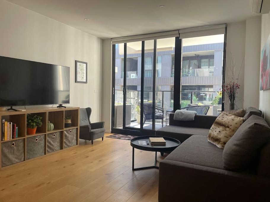 Modern 1BD ; Pool, Gym, Secure Underground Carpark