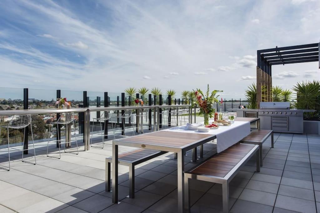 Modern 1BD ; Pool, Gym, Secure Underground Carpark