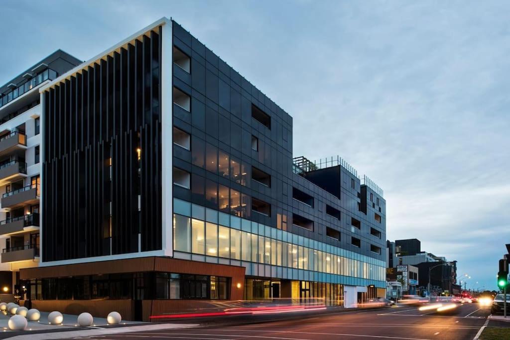 Modern 1BD ; Pool, Gym, Secure Underground Carpark