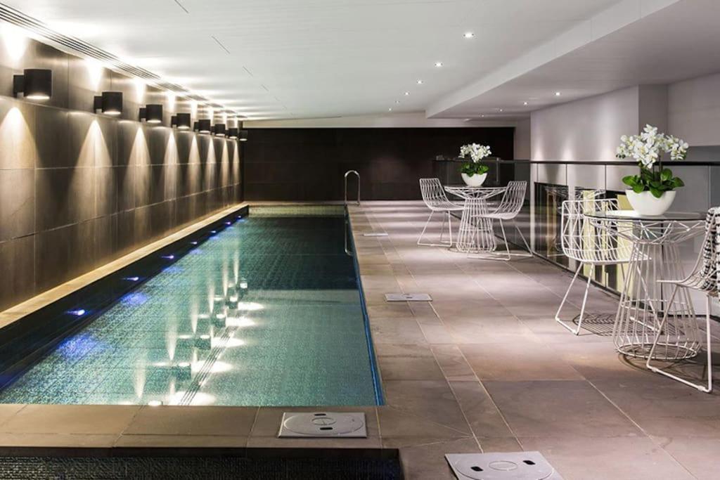 Modern 1BD ; Pool, Gym, Secure Underground Carpark