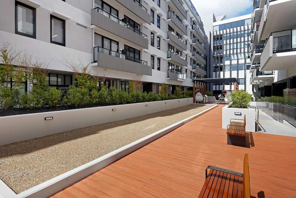 Modern 1BD ; Pool, Gym, Secure Underground Carpark