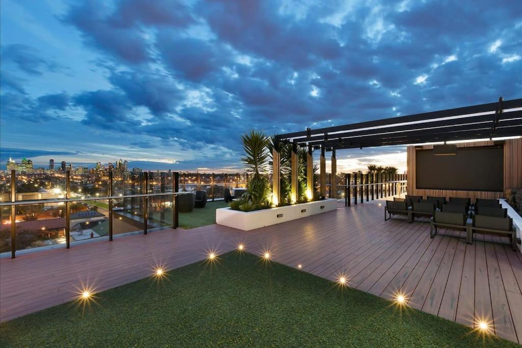 Modern 1BD ; Pool, Gym, Secure Underground Carpark