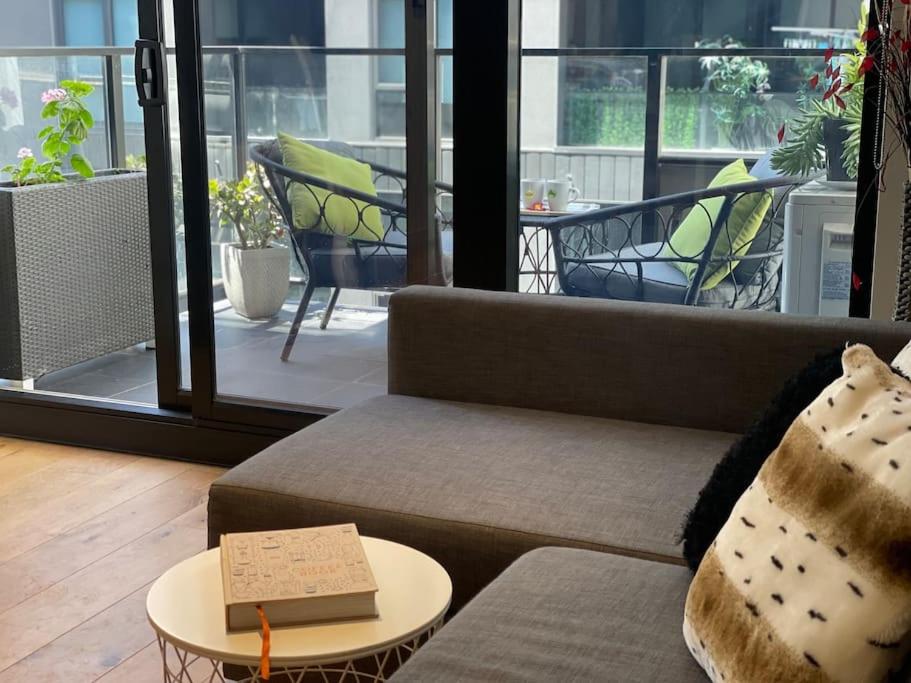 Modern 1BD ; Pool, Gym, Secure Underground Carpark