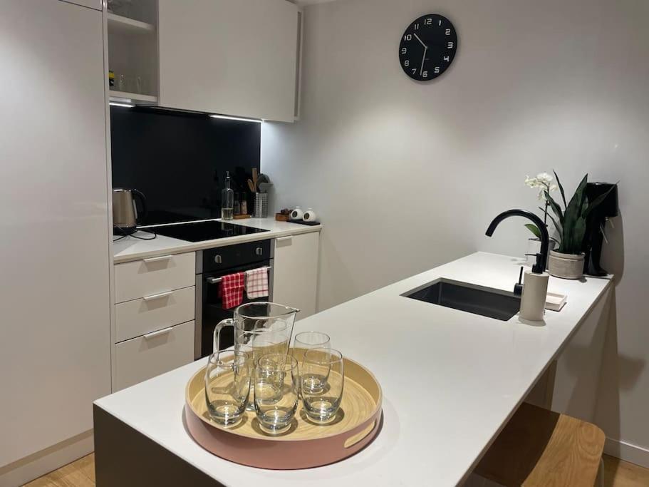 Modern 1BD ; Pool, Gym, Secure Underground Carpark