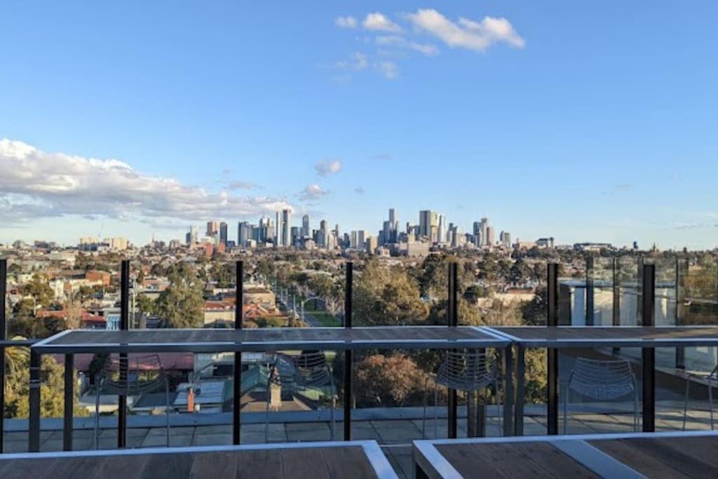 Modern 1BD ; Pool, Gym, Secure Underground Carpark