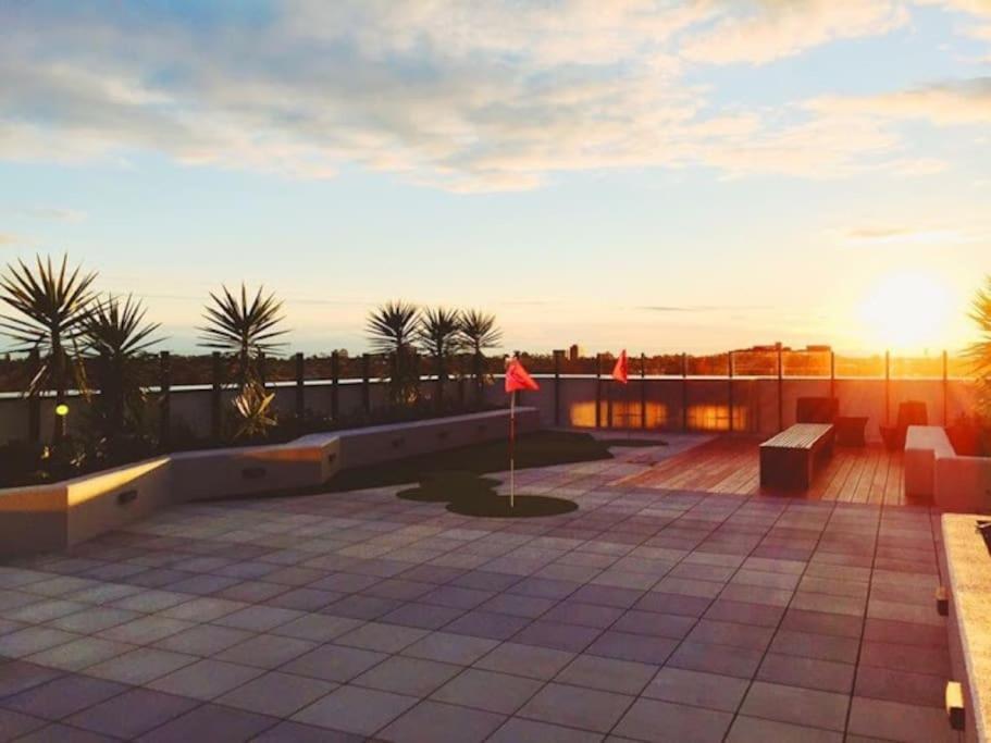 Modern 1BD ; Pool, Gym, Secure Underground Carpark