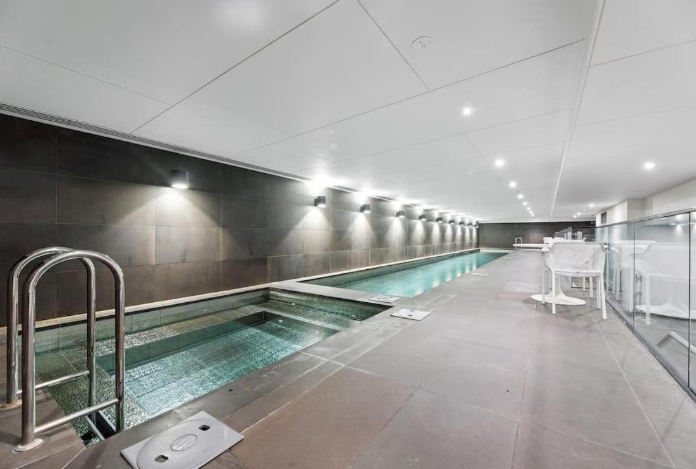 Modern 1BD ; Pool, Gym, Secure Underground Carpark