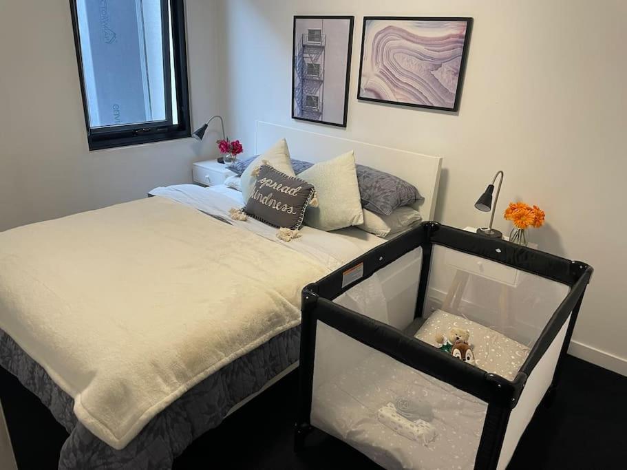 Modern 1BD ; Pool, Gym, Secure Underground Carpark