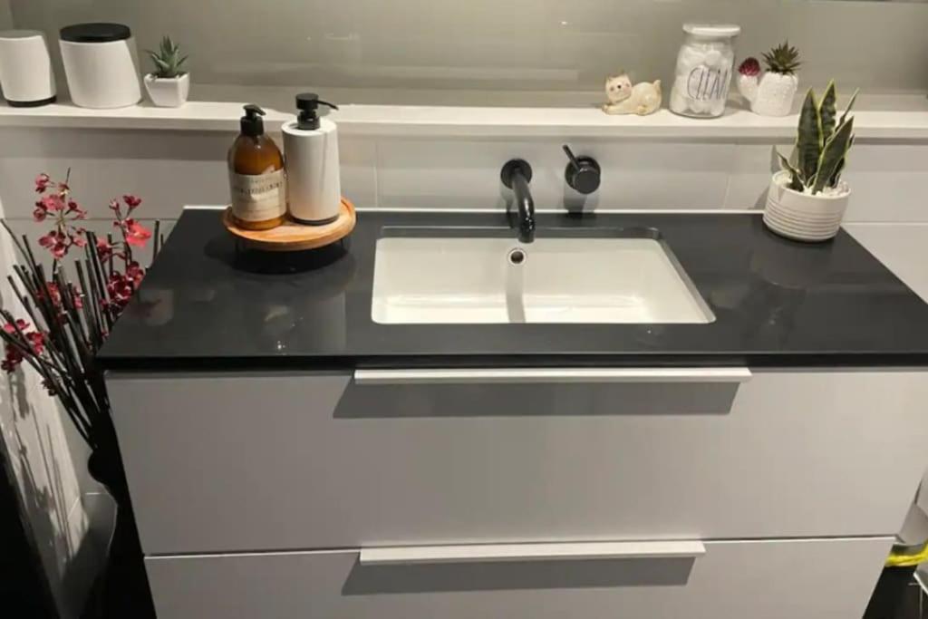 Modern 1BD ; Pool, Gym, Secure Underground Carpark