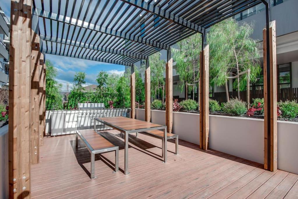 Modern 1BD ; Pool, Gym, Secure Underground Carpark