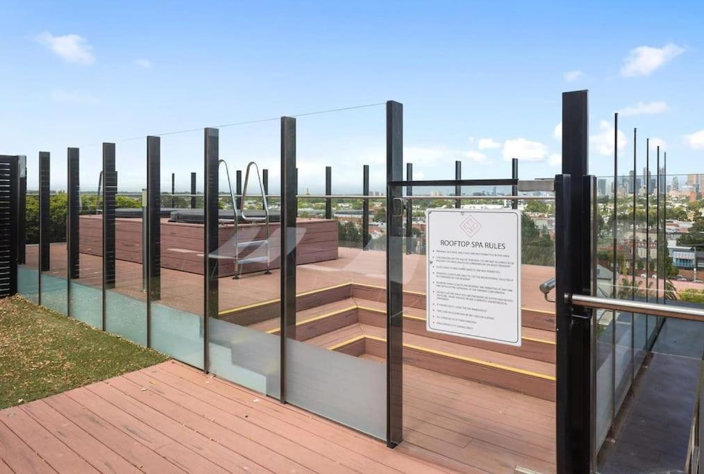Modern 1BD ; Pool, Gym, Secure Underground Carpark