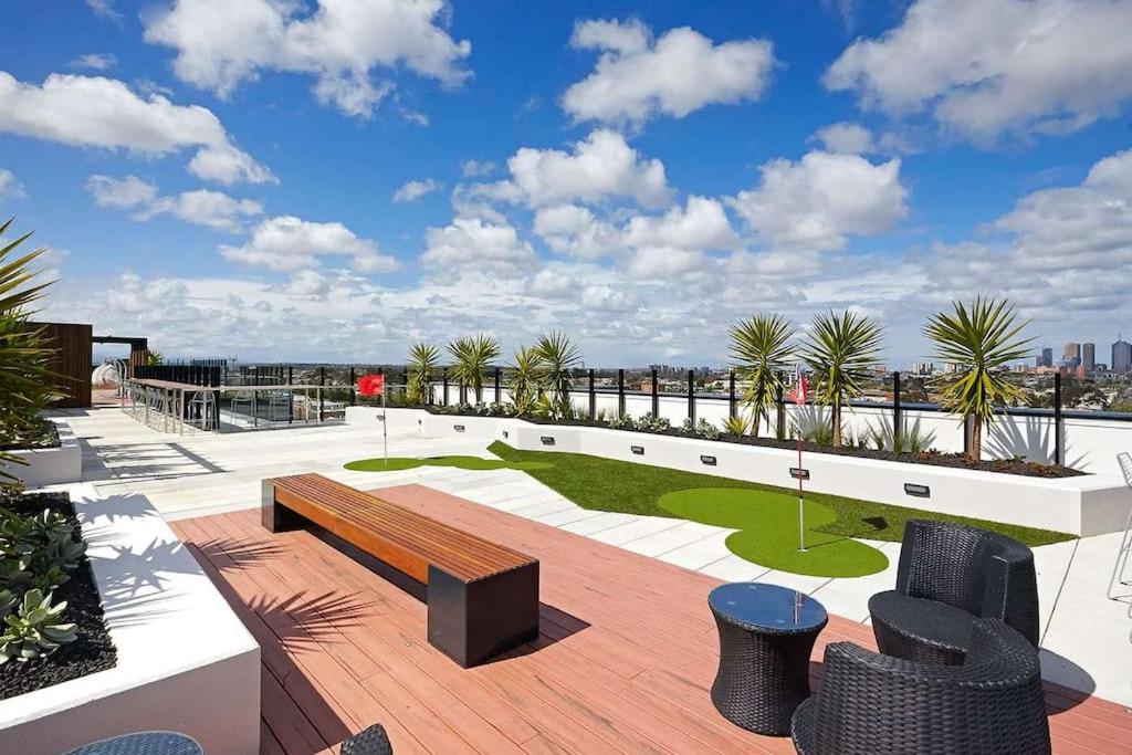 Modern 1BD ; Pool, Gym, Secure Underground Carpark