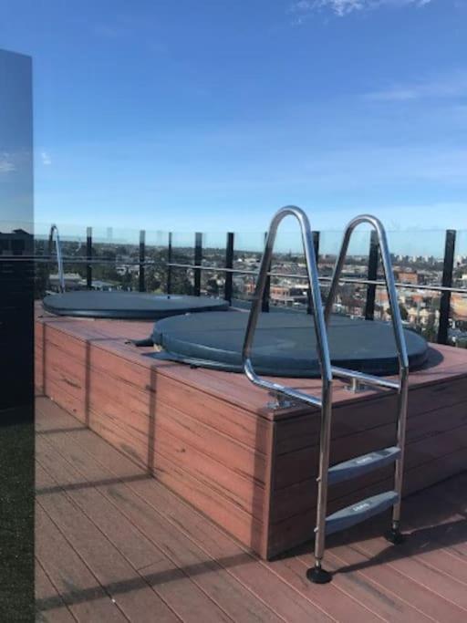 Modern 1BD ; Pool, Gym, Secure Underground Carpark